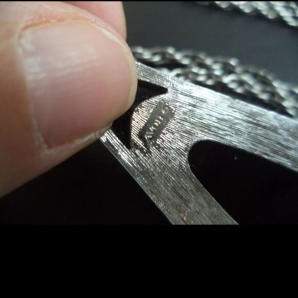 VINTAGE SIGNED AVON LONG BLACK PENDANT 24" NECKLACE EXCELLENT CONDITION - Picture 2 of 14